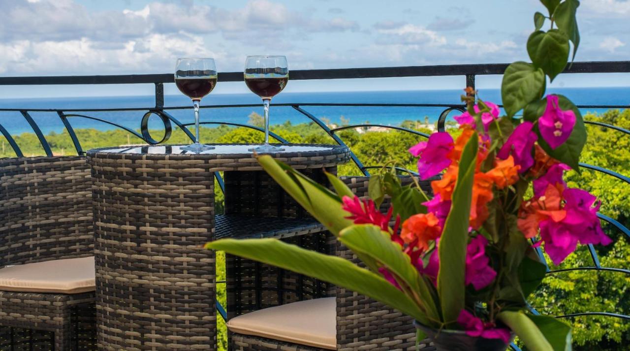 Runaway To Tranquility, Overlooking The Bay Runaway Bay Exterior photo