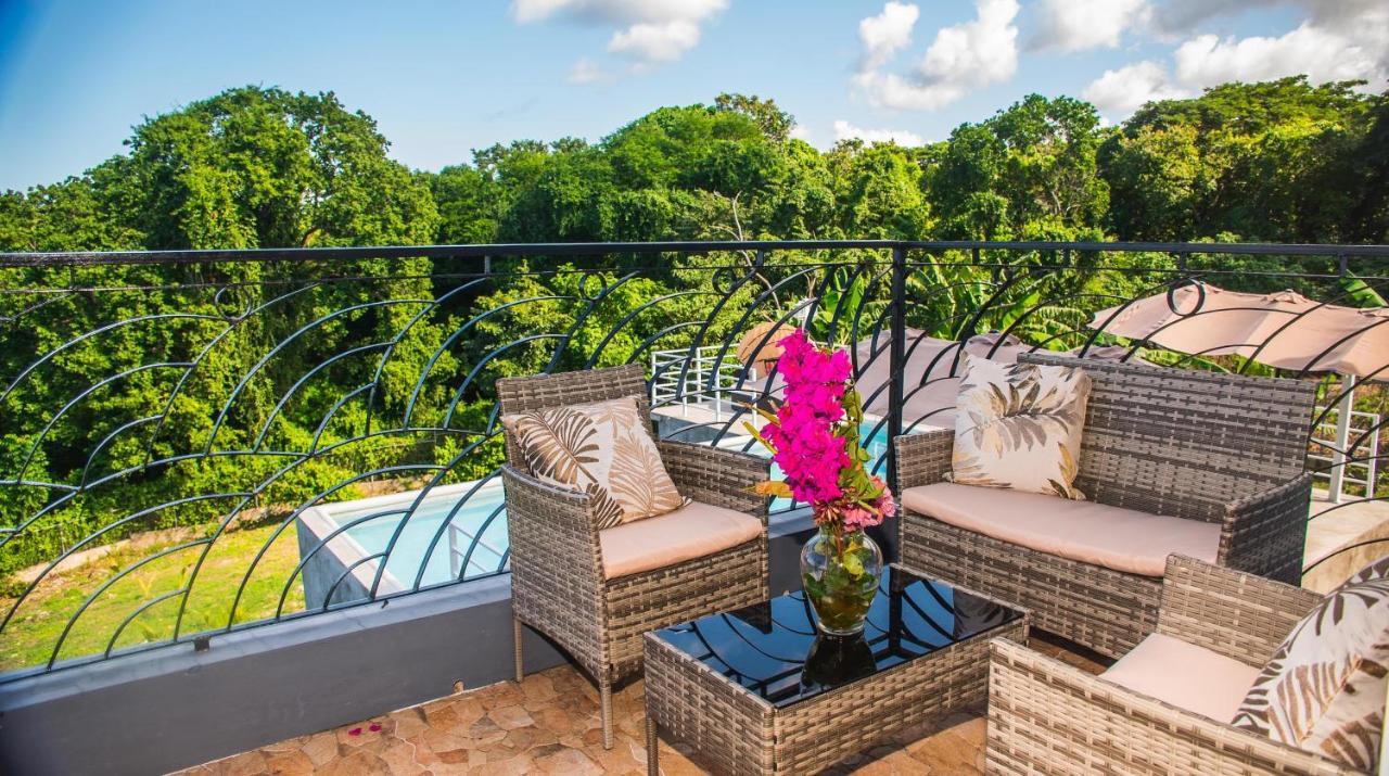 Runaway To Tranquility, Overlooking The Bay Runaway Bay Exterior photo